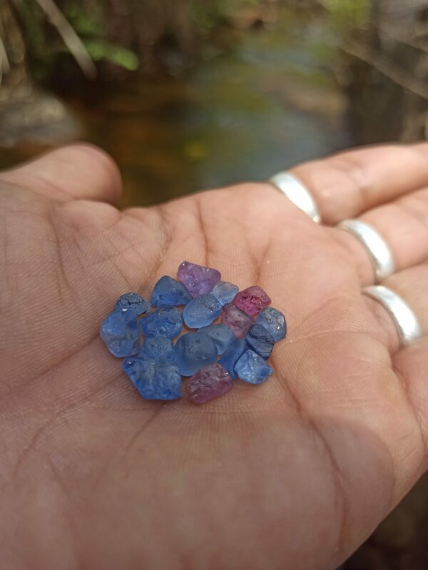 facet-grade rough sapphires