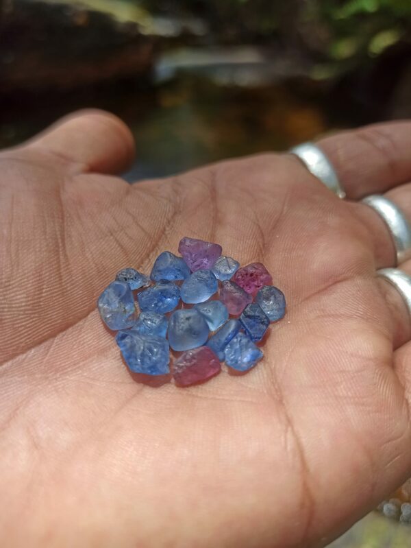 facet-grade rough sapphires