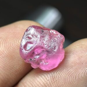 FACET GRADE NATURAL PINK SAPPHIRE ROUGH