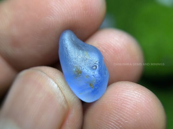 Ceylon sapphire rough is a true Geuda