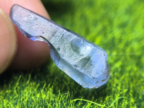 Facet grade Ceylon sapphire Ottu rough