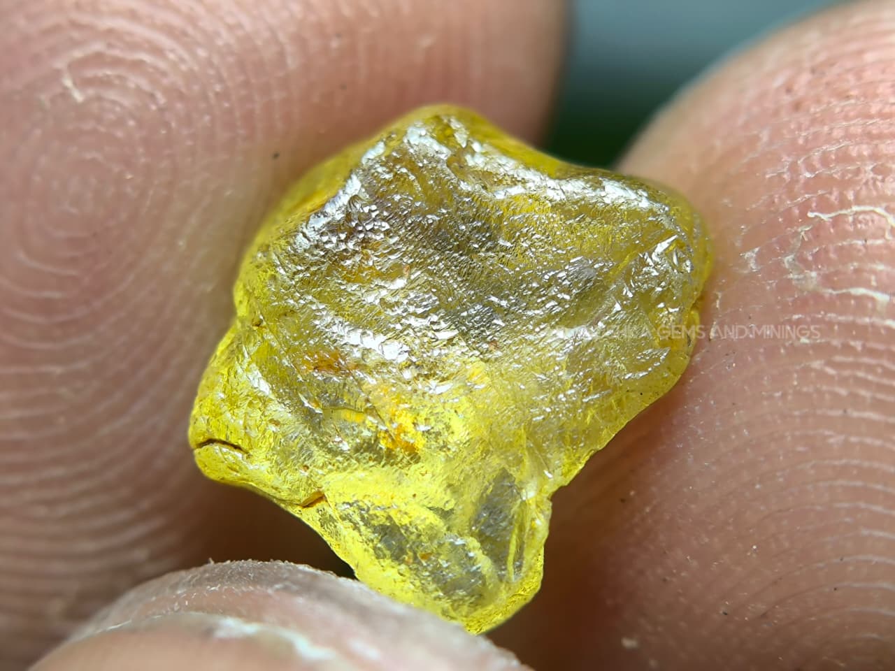 4.56 ct unheated Madagascar yellow sapphire rough with facet grade cutting potential