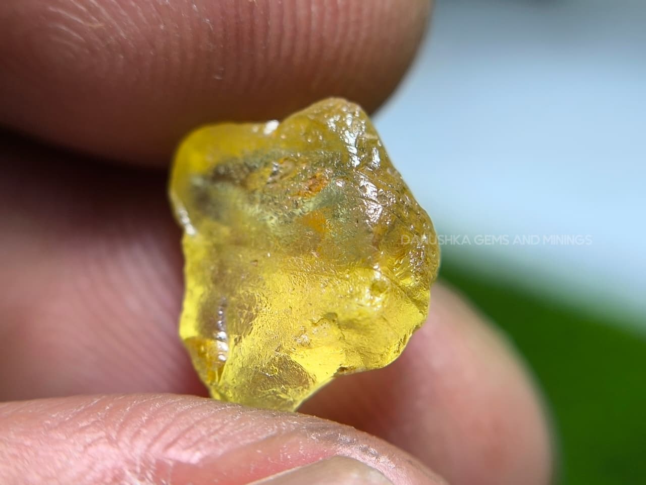 4.56 ct unheated Madagascar yellow sapphire rough with facet grade cutting potential