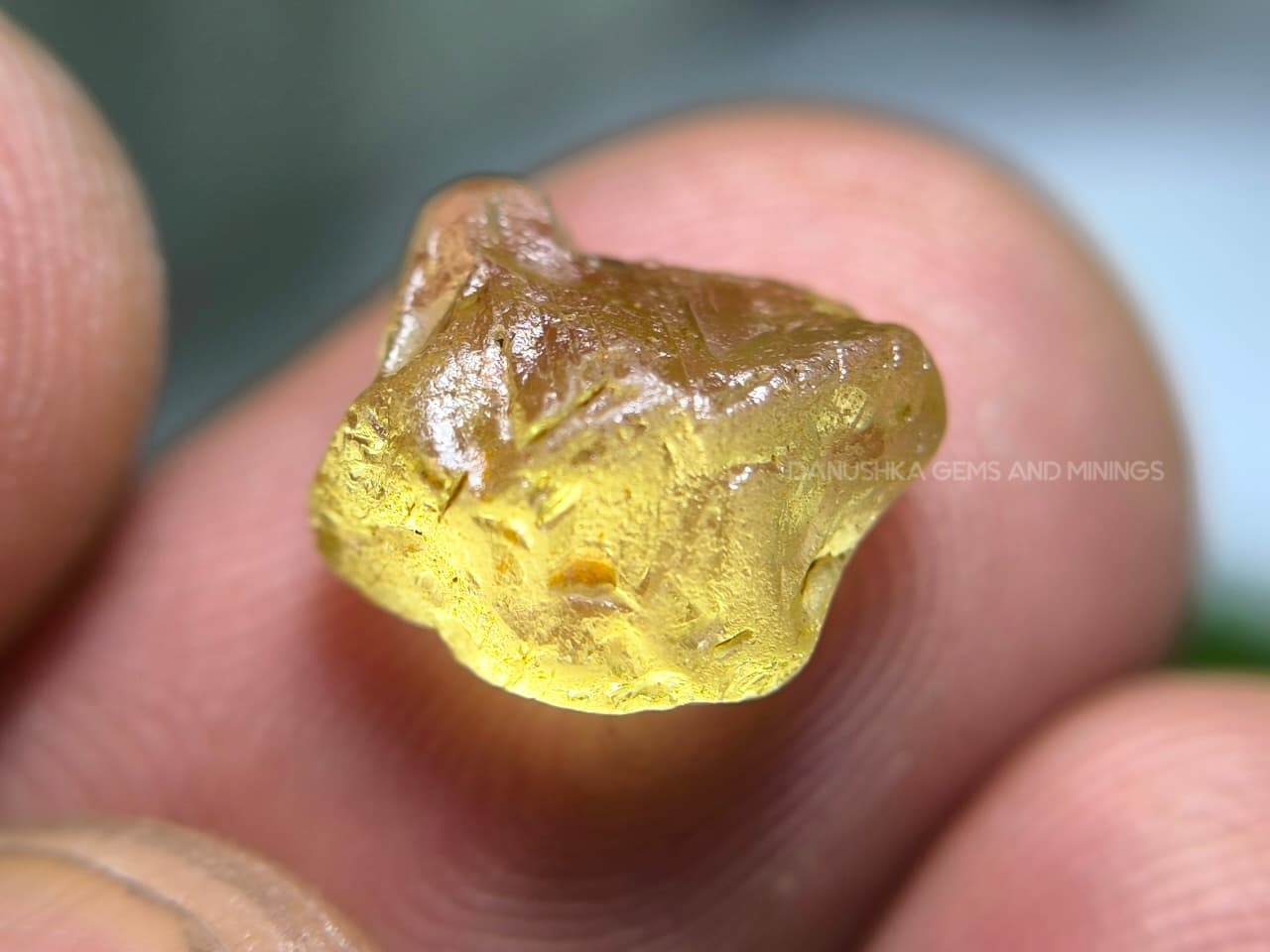 4.56 ct unheated Madagascar yellow sapphire rough with facet grade cutting potential
