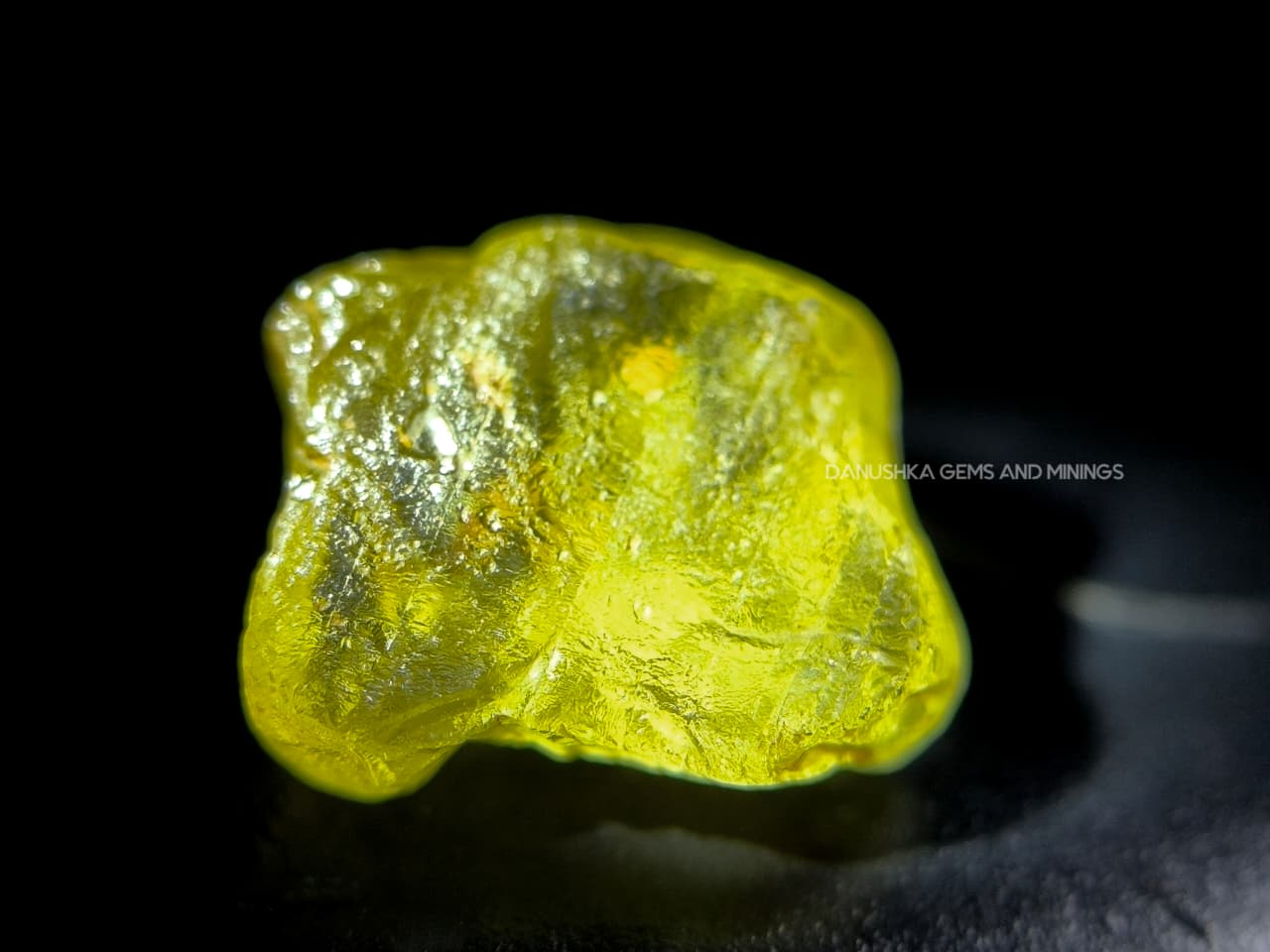 4.56 ct unheated Madagascar yellow sapphire rough with facet grade cutting potential