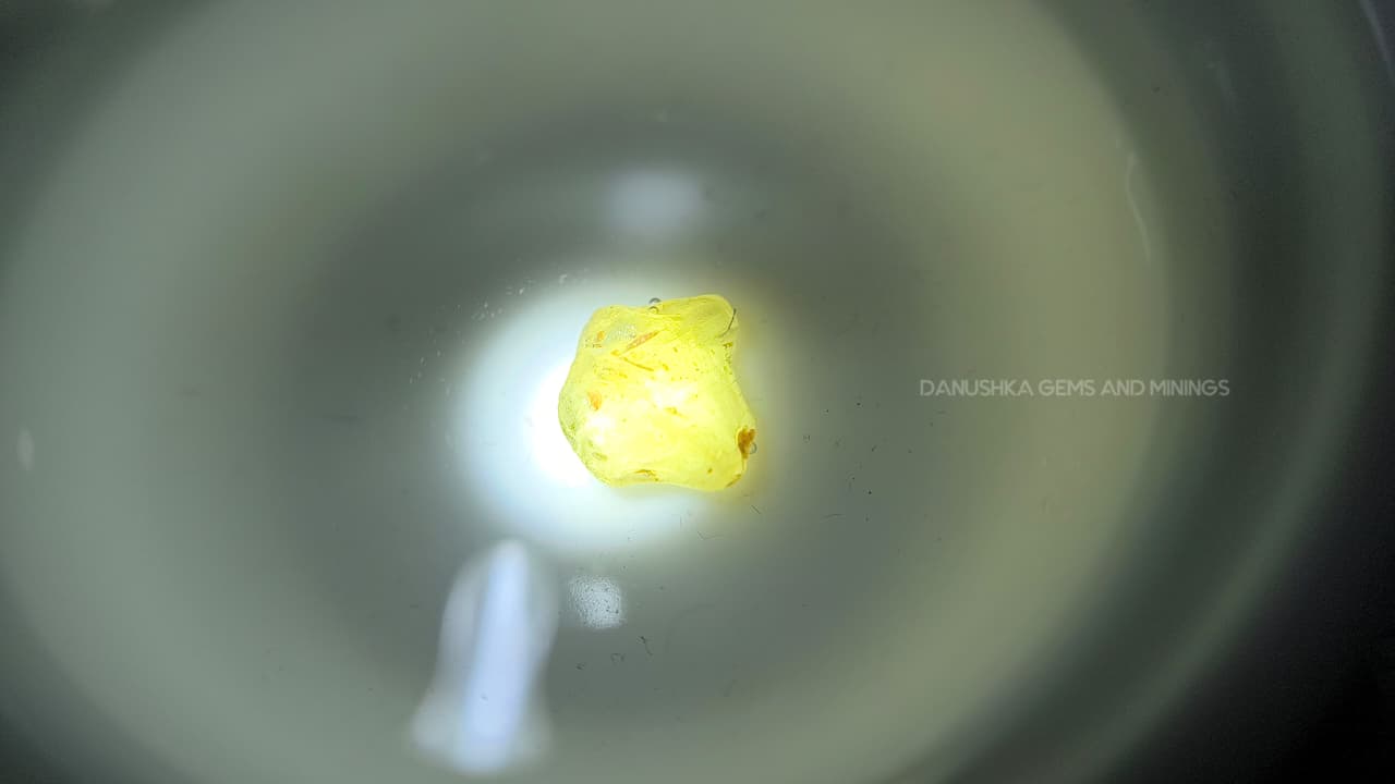 4.56 ct unheated Madagascar yellow sapphire rough with facet grade cutting potential