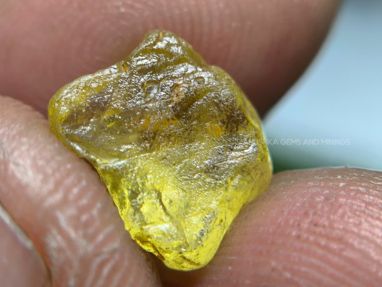 4.56 ct unheated Madagascar yellow sapphire rough with facet grade cutting potential