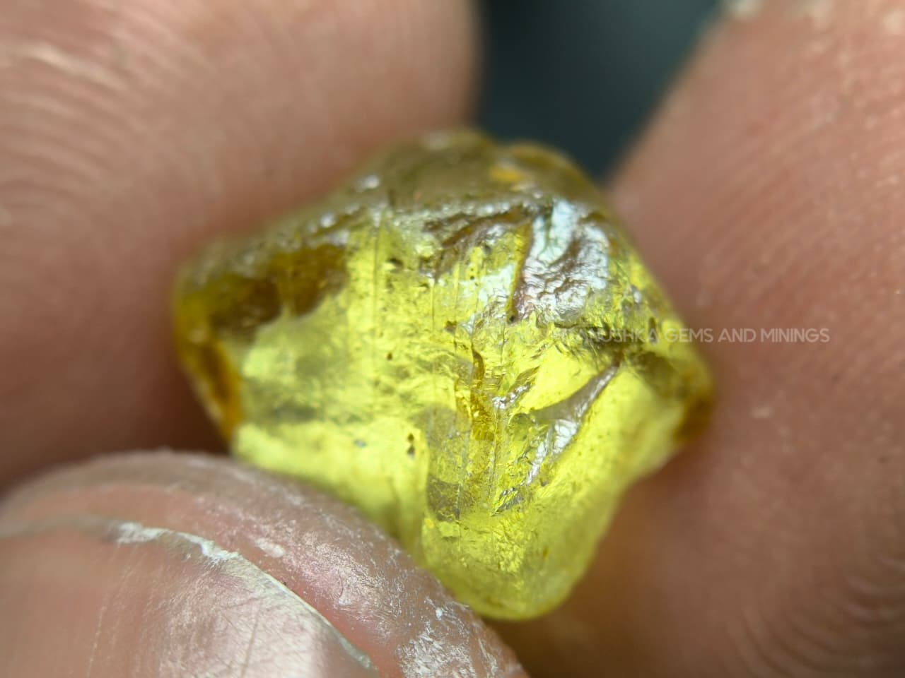 4.56 ct unheated Madagascar yellow sapphire rough with facet grade cutting potential