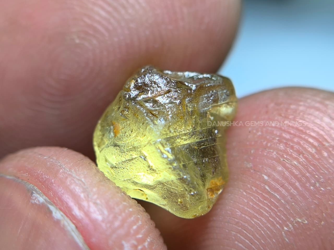 4.56 ct unheated Madagascar yellow sapphire rough with facet grade cutting potential
