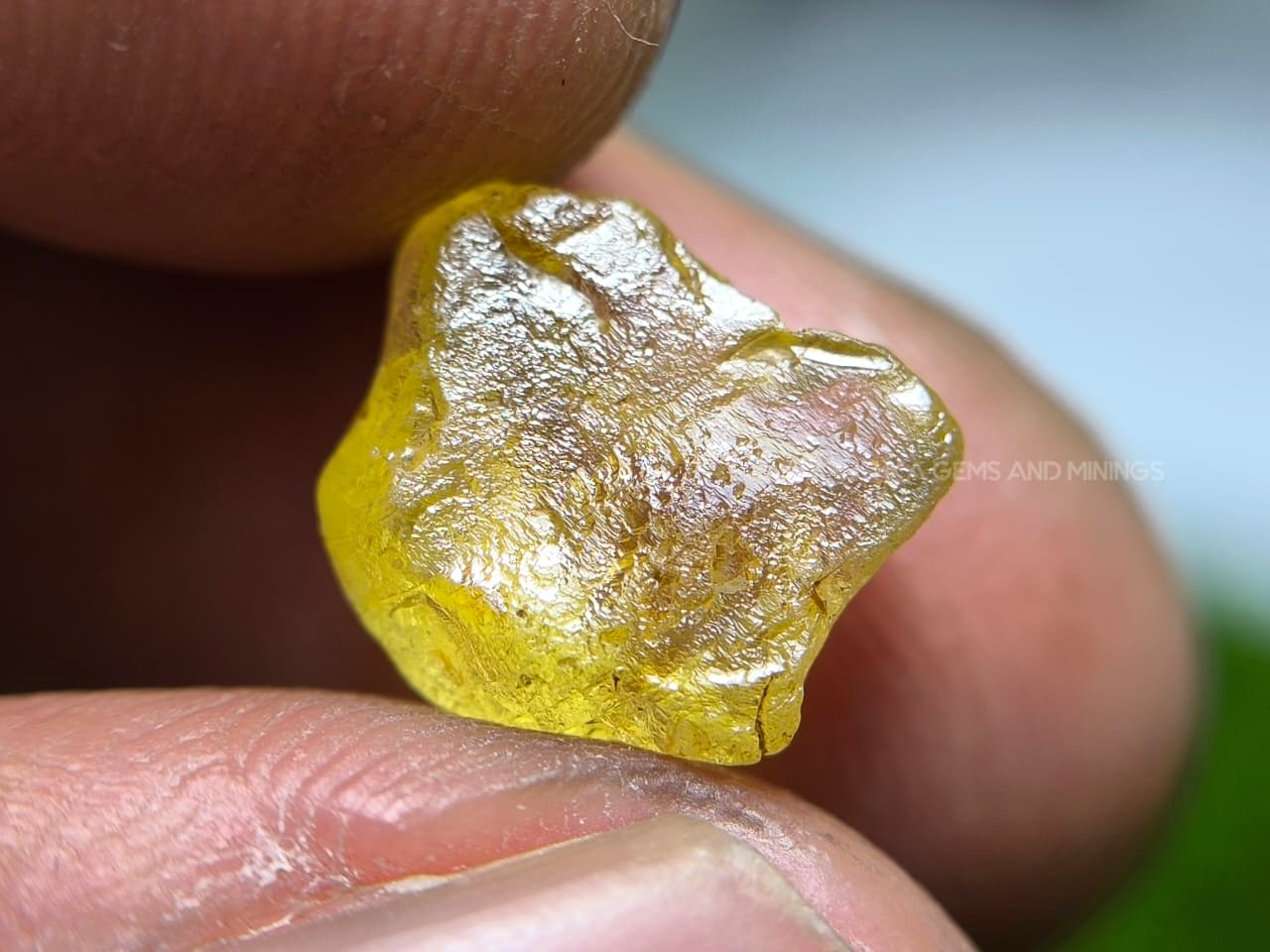 4.56 ct unheated Madagascar yellow sapphire rough with facet grade cutting potential