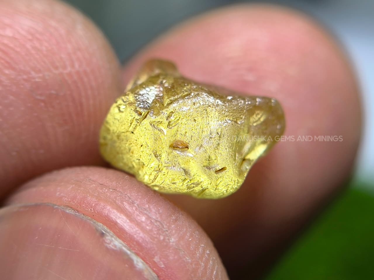 4.56 ct unheated Madagascar yellow sapphire rough with facet grade cutting potential