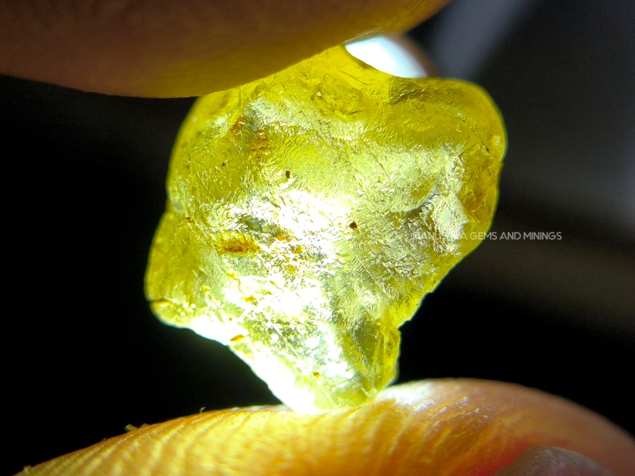 4.56 ct unheated Madagascar yellow sapphire rough with facet grade cutting potential