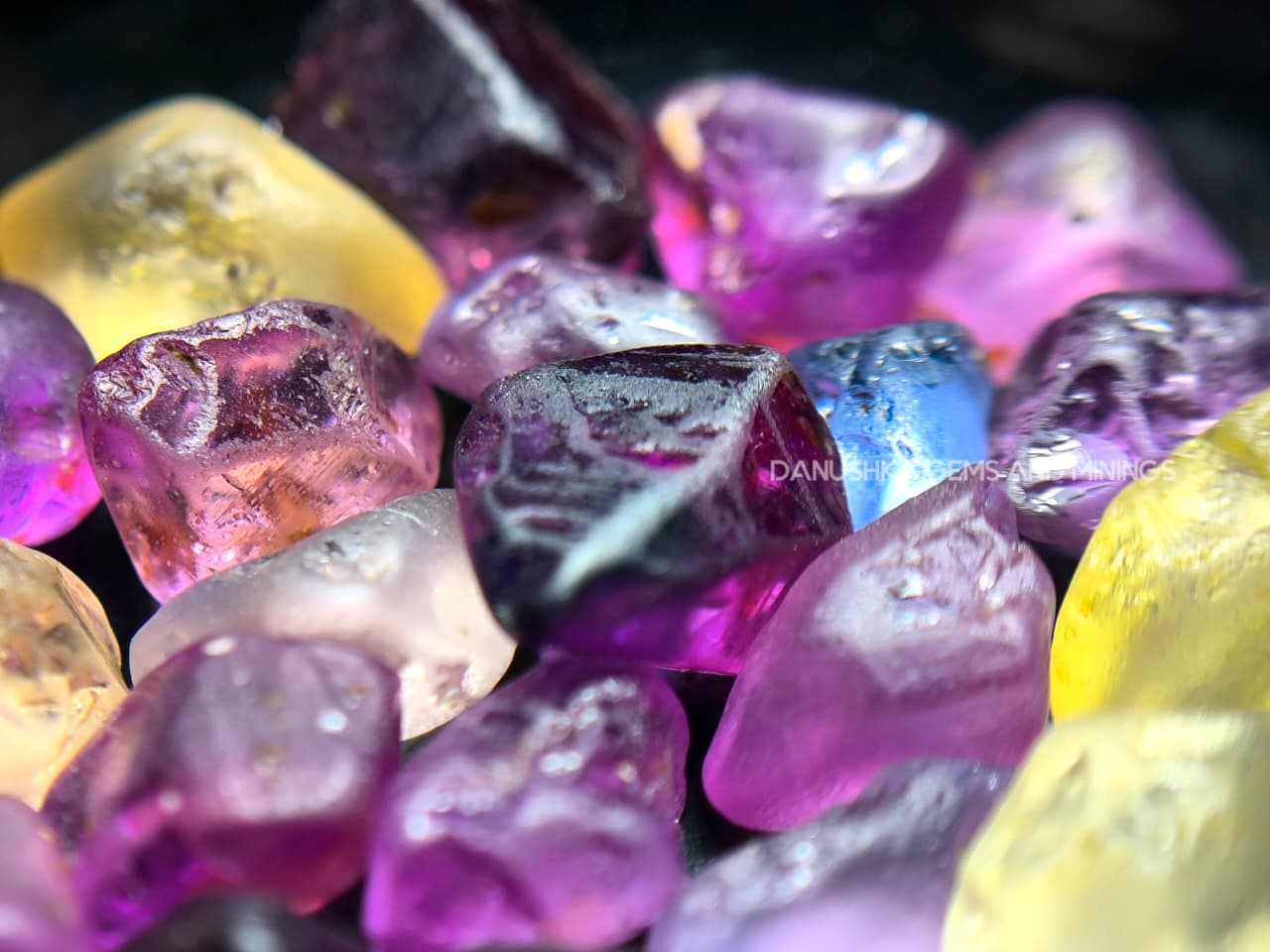30.70 ct Ceylon Natural Unheated Fancy Sapphire Rough Parcel – 22 Pcs Mixed Color Facet Grade Sapphire Rough from Sri Lanka - Image 3