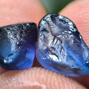 5.81 ct unheated Ceylon blue sapphire rough pair from Bibilegama village around mining in Sri Lanka with color zoning and facet grade cutting potential