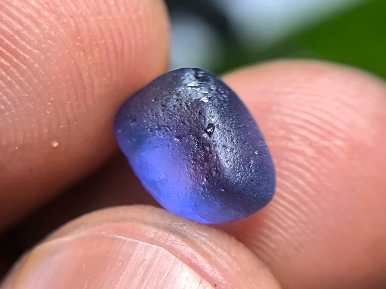 3.53 ct Ceylon Natural Unheated Violetish-Blue Sapphire Rough from Bibilegama, Sri Lanka – Clean Facet Grade Alluvial Rough - Image 6