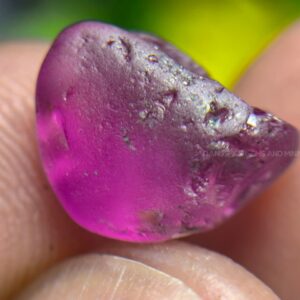 5.66 ct Ceylon Natural Unheated Magnetic Magenta Sapphire Rough from Digandala, Sri Lanka – Top Quality Facet Grade Alluvial Rough