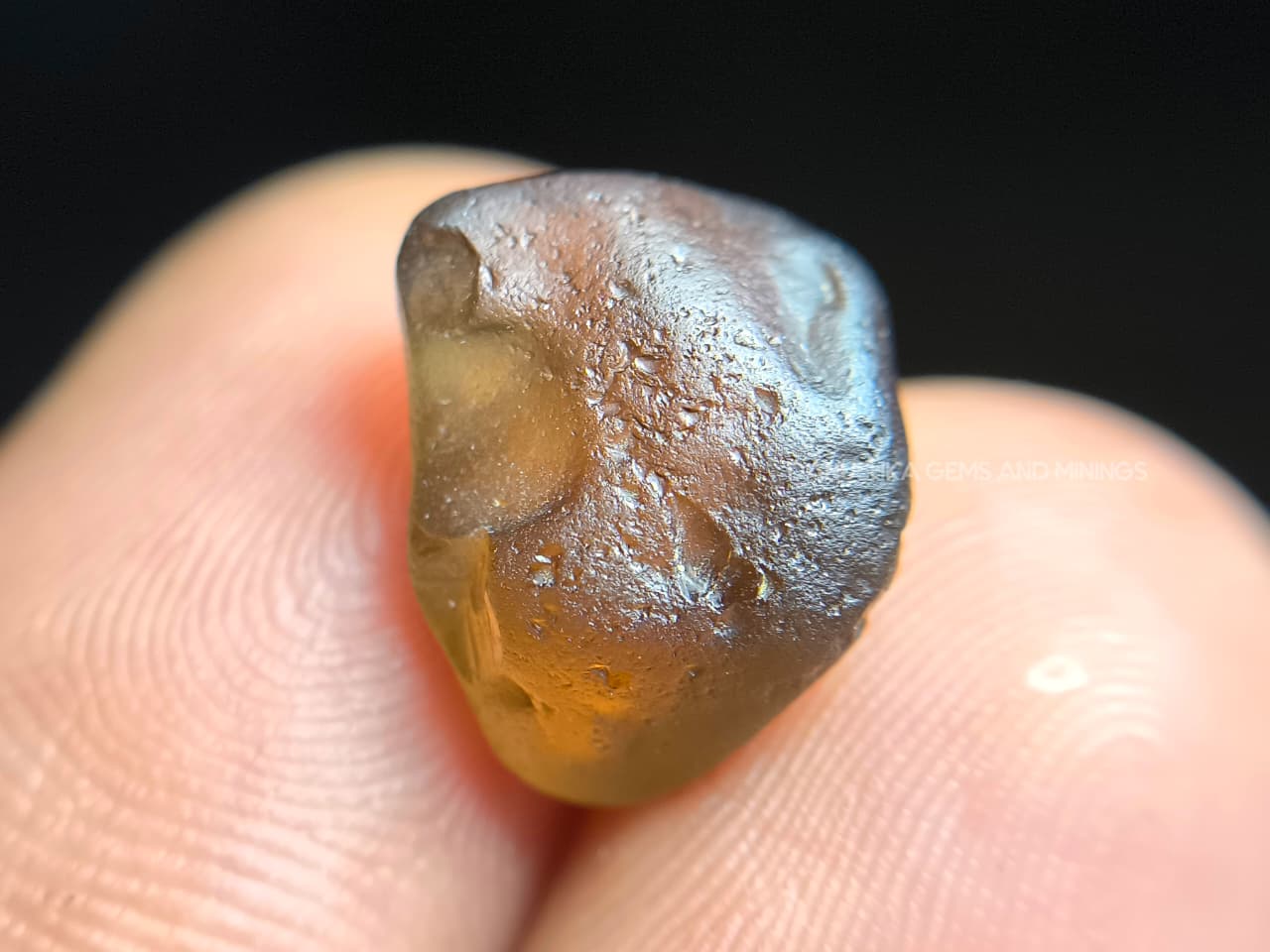 8.20 ct Ceylon Golden-Brown Zircon Rough with Salmon-Red Color Shift – Bibilegama Sri Lanka - Image 8