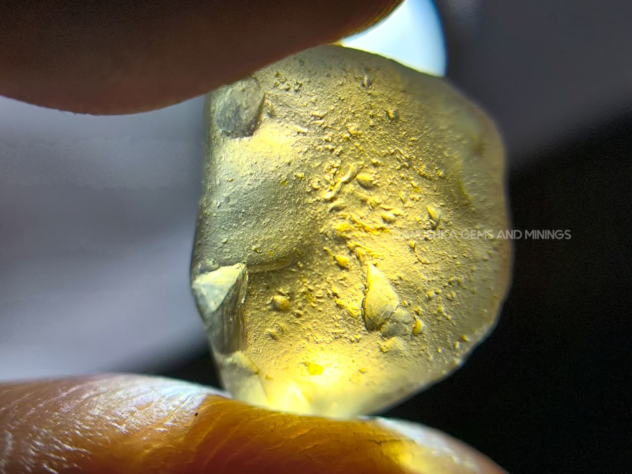 8.20 ct Ceylon Golden-Brown Zircon Rough with Salmon-Red Color Shift – Bibilegama Sri Lanka - Image 9