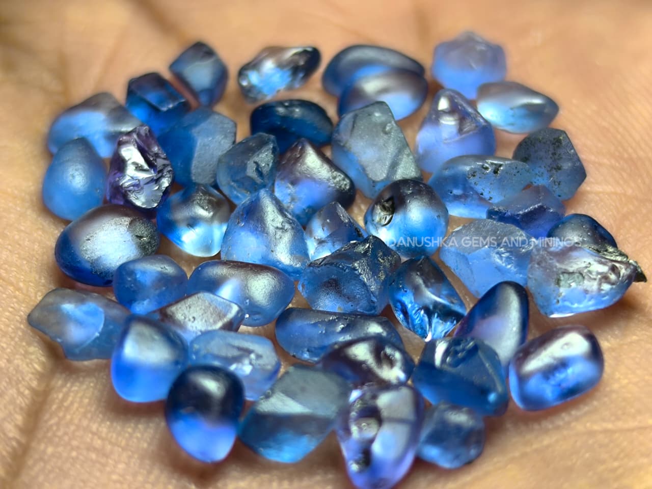 23.30 ct Ceylon Heated Blue Sapphire Rough Parcel – 44 pcs Facet Grade from Pelmadulla, Sri Lanka - Image 5