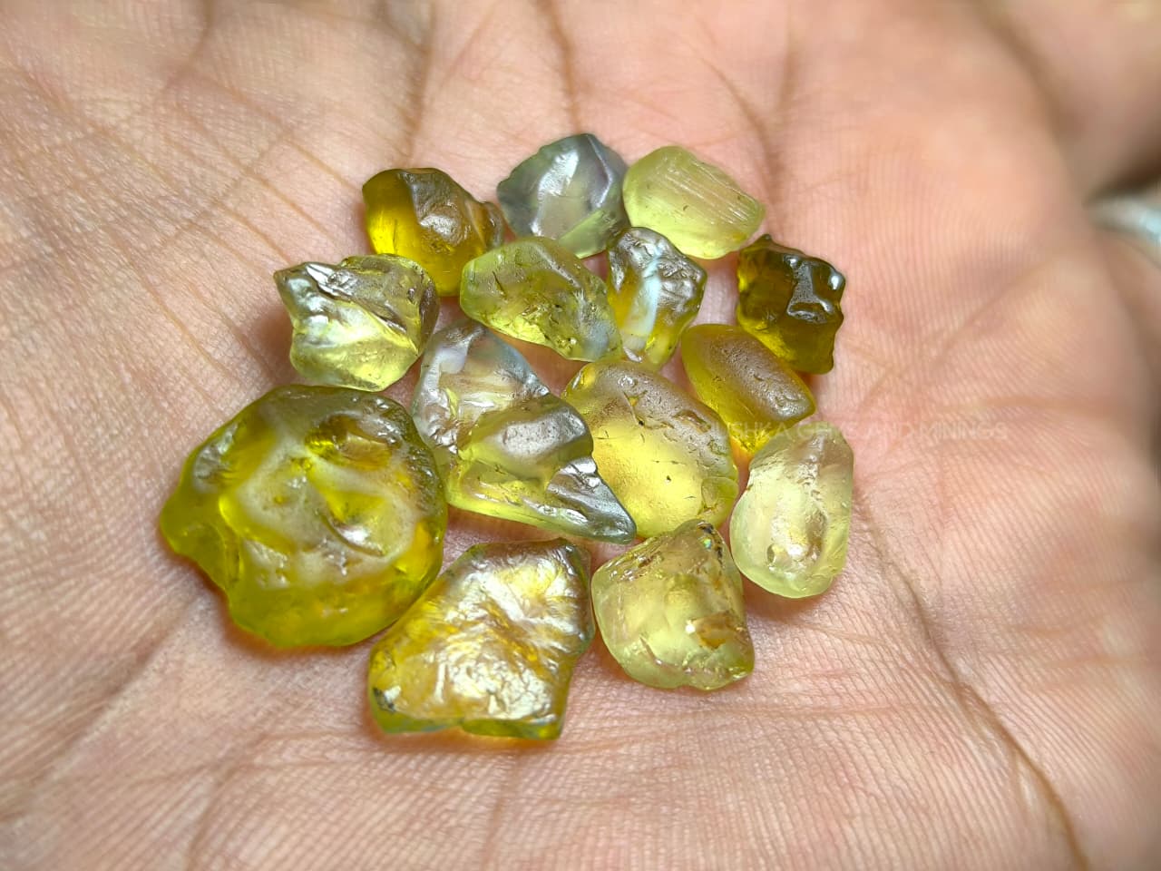 42.95 ct Natural Chrysoberyl Rough Parcel – 14 Facet-Grade Green and Yellow-Green Pieces from Sri Lanka and Madagascar - Image 3